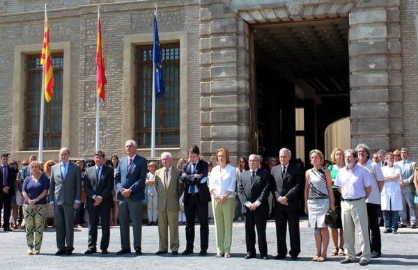 Minuto de silencio ante la sede de la Diputación General de Aragón, en Zaragoza
